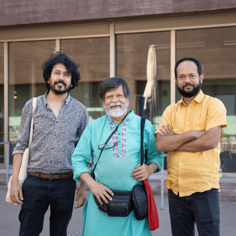 Tanzim Wahab, Shahidul Alam und Munem Wasif (v. l. n. r.), die drei Kuratoren der Biennale für aktuelle Fotografie 2024 vor den Ausstellungshaus PORT25 - Raum für Gegenwartskunst